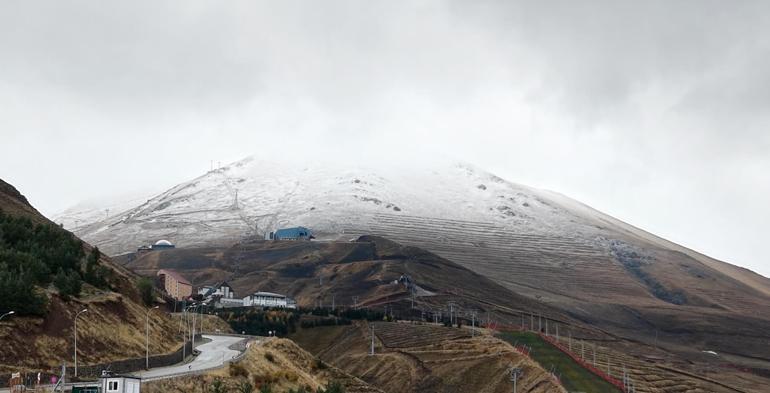 Palandöken Dağı’nın zirvesi karla kaplandı