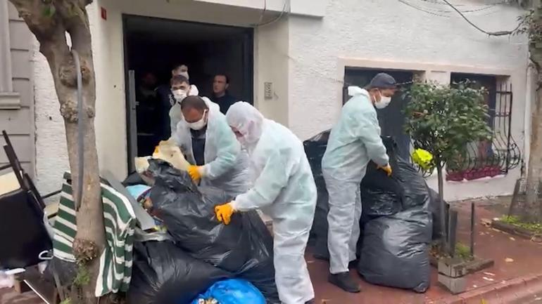 Beyoğlu’nda kötü koku gelen daireden 4 ton çöp çıkarıldı