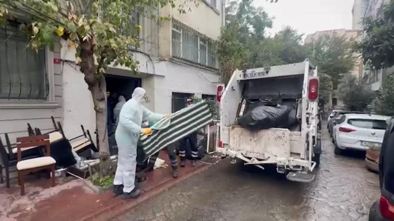 Beyoğlu’nda kötü koku gelen daireden 4 ton çöp çıkarıldı