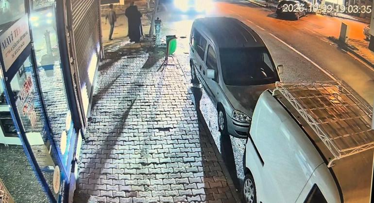 Otomobillerin vitrin camına çarpma anı güvenlik kamerasına yansıdı