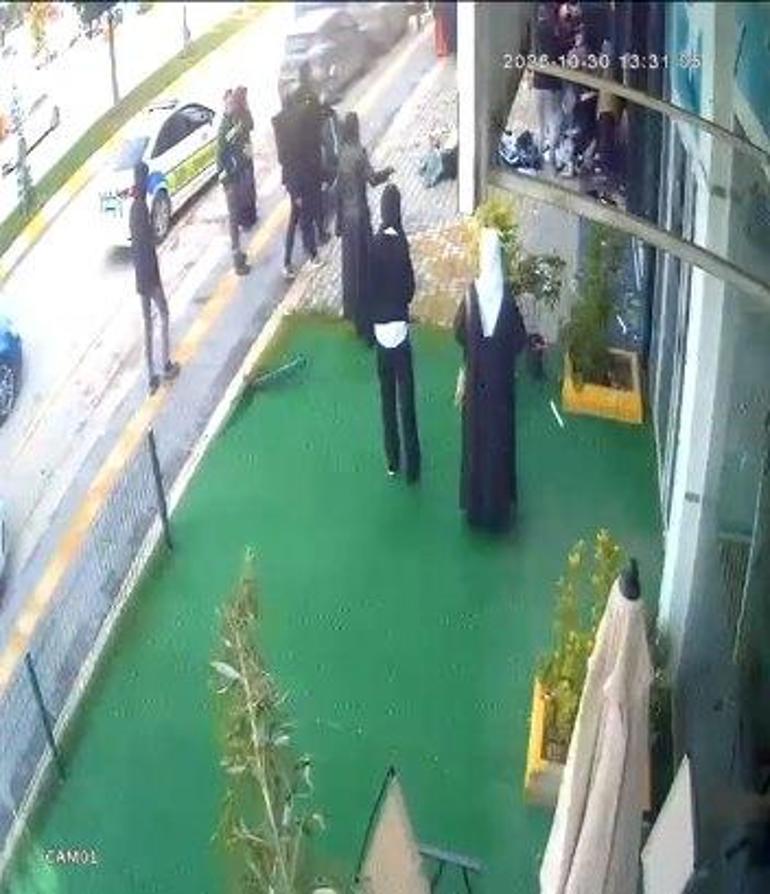 Çorumda otomobil mağazaya girdi