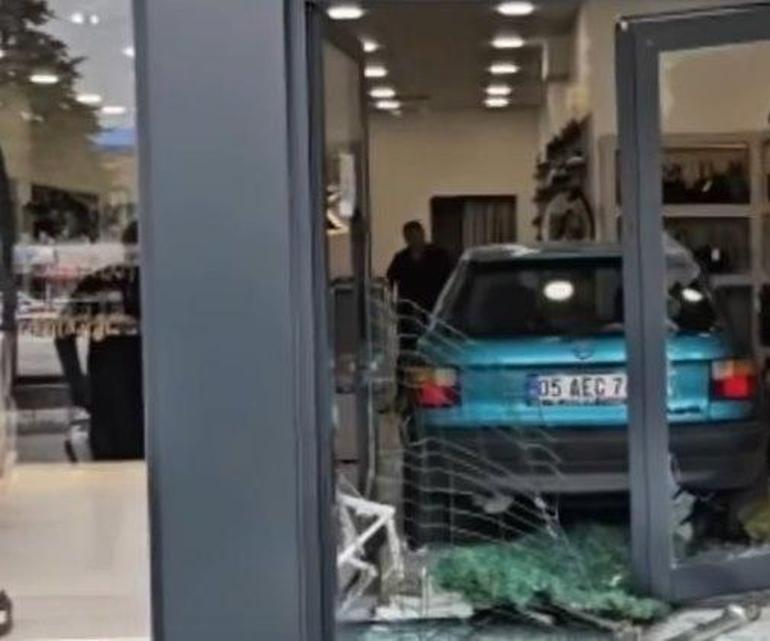 Çorumda otomobil mağazaya girdi