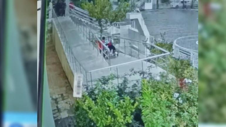 Aniden yağmur bastırınca engelli arkadaşının yardımına koştu