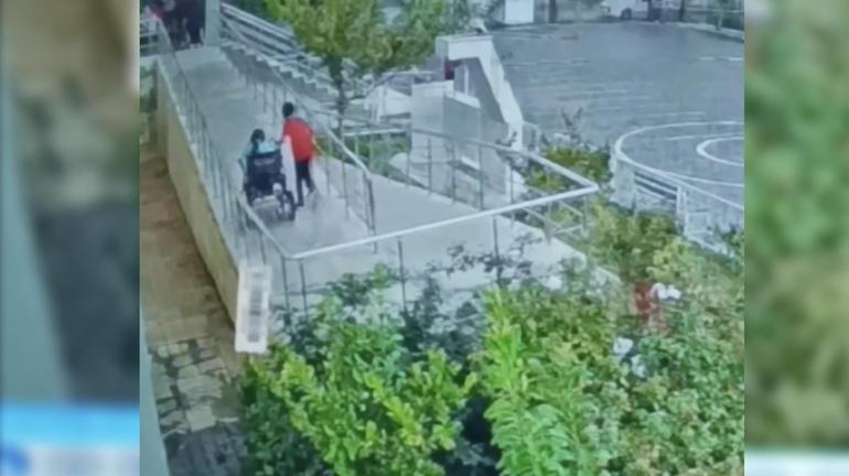 Aniden yağmur bastırınca engelli arkadaşının yardımına koştu