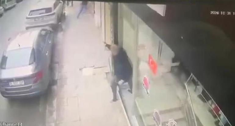 Zeytinburnunda esnaf kendisini tehdit eden saldırganı silahla yaraladı; güvenlik kamerası görüntüleri ortaya çıktı