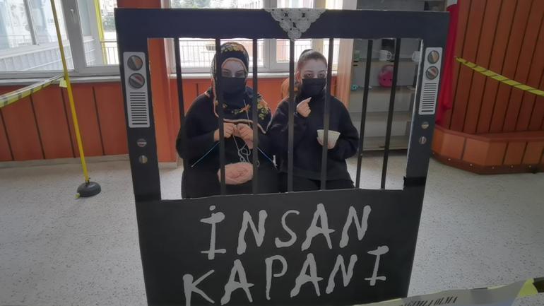 Teknoloji bağımlılığına dikkat çekmek için 40 dakika hareketsiz durdular