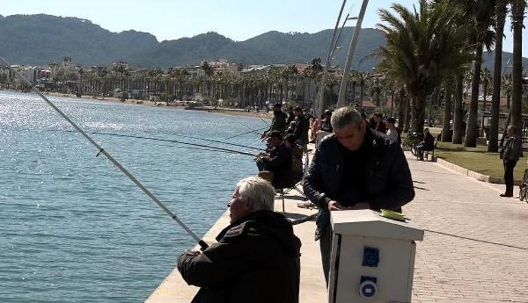Marmariste sıcaklık 21 dereceyi gördü; sahiller doldu