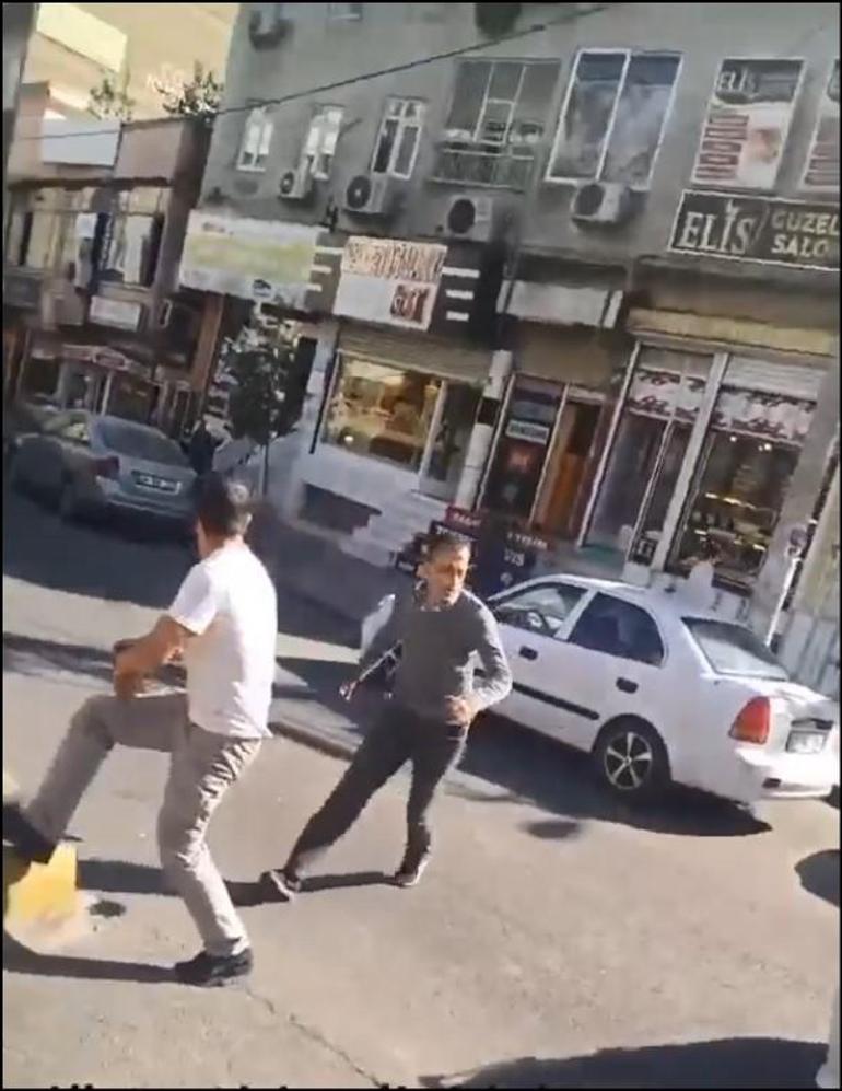 Cadde ortasındaki silahlı çatışma kamerada