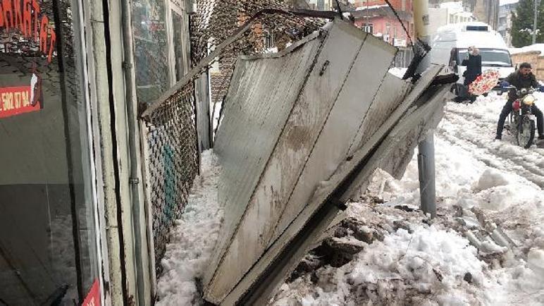 Karın ağırlığına dayanamayan tente çocuğun üzerine devrildi