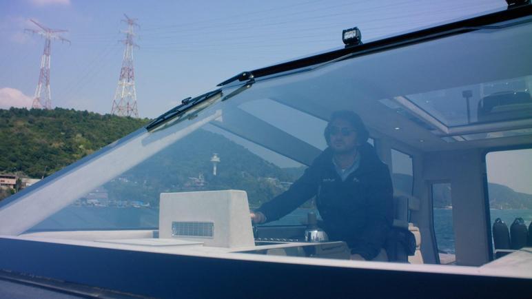 Yalovadan Bozcaadaya gitmek için açıldığı teknesi parçalanmış halde bulunan iş insanı aranıyor