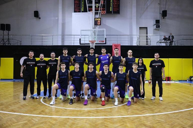 Bahçeşehirden üç yaş grubunda üç derece