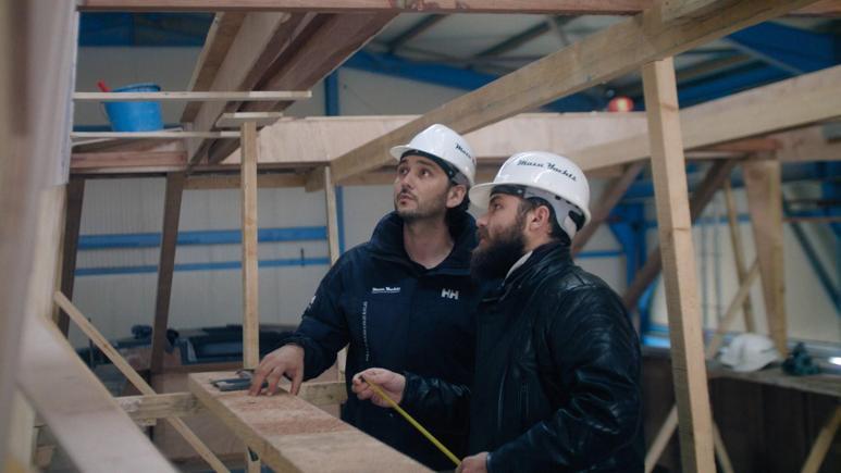 Yalovadan Bozcaadaya gitmek için açıldığı teknesi parçalanmış halde bulunan iş insanı aranıyor