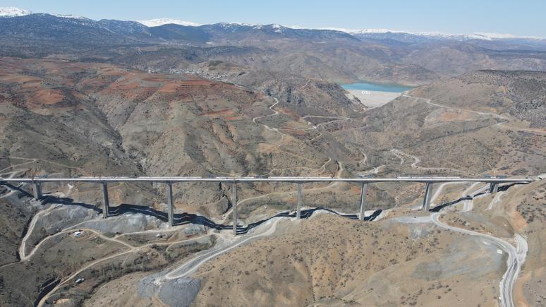 Bakan Karaismailoğlu: Akdeniz ile İç Anadoluyu birbirine bağlıyoruz