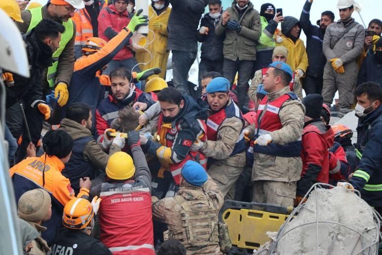 6 yaşındaki Beşir, 81’inci saatte enkazdan sağ çıkarıldı