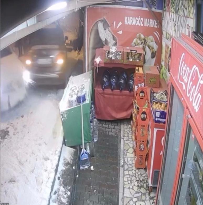 Kağıthanede buzda kayan otomobil sokağı birbirine kattı