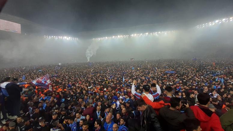 Trabzonspor taraftarı, şampiyonluğu meydanlarda kutladı