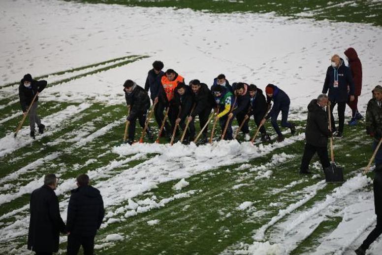 Rizede sahaya inen taraftarlar kar temizliği yaptı