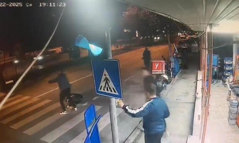 Motosikletin çarptığı yayanın yanından geçip yola devam ettiler