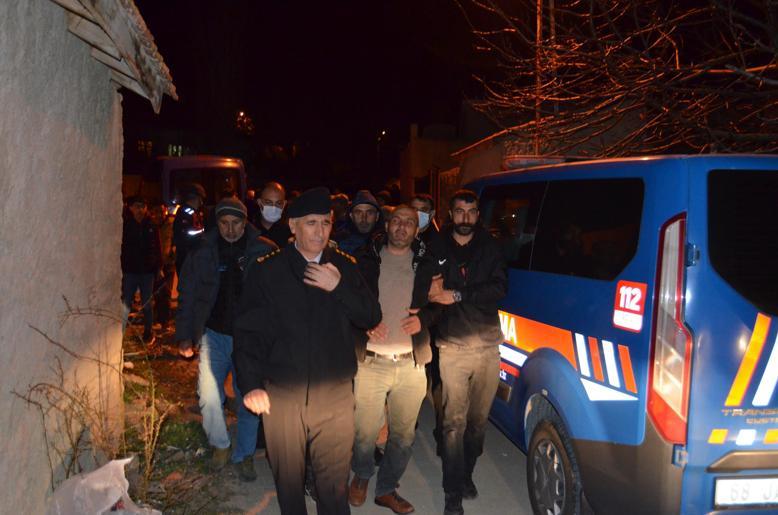 Annesi ve ağabeyini öldürüp, mezarlıkta intihar etti