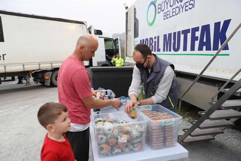 Orduda belediyeden sürücü ve yolculara yolda iftar yemeği