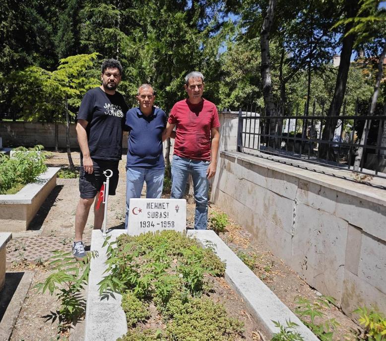 Yeri 68 yıl sonra tespit edilen şehit dayısının mezarını ziyaret etti