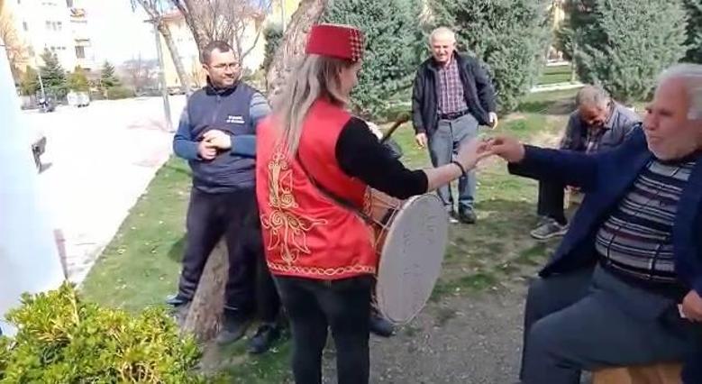 Çorum’da davulcu Hatice mani söyleyip bahşiş topladı