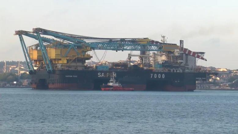 Dev vinç gemisi İstanbul Boğazından geçti