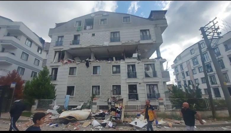 Gebzede apartmanda doğal gaz kaynaklı patlama; 1 ölü, 7 yaralı