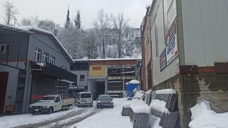 Biriken karı temizlemek isterken çatıdan düşerek öldü