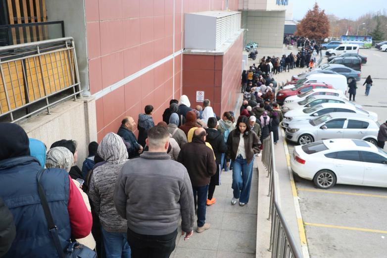 Denizlide metrelerce alışveriş kuyruğu; gece yarısı gelip 9 saat beklediler