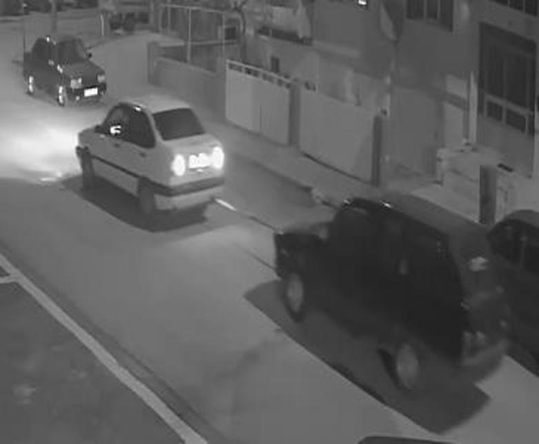 Çaldıkları otomobili halatla çekerek götürdüler