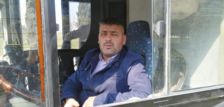 Avcılarda iki kişi önünü kestikleri İETT otobüsüne taş ve sopalarla saldırdı