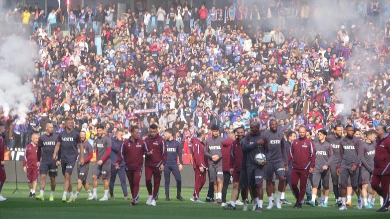 Trabzonspor, 20 bin taraftarı önünde antrenman yaptı