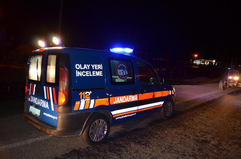 Annesi ve ağabeyini öldürüp, mezarlıkta intihar etti