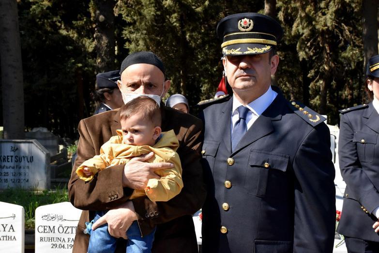 Emniyet müdürü, şehit oğlu Yağıza kucağındayken öptüğü rozetini verdi