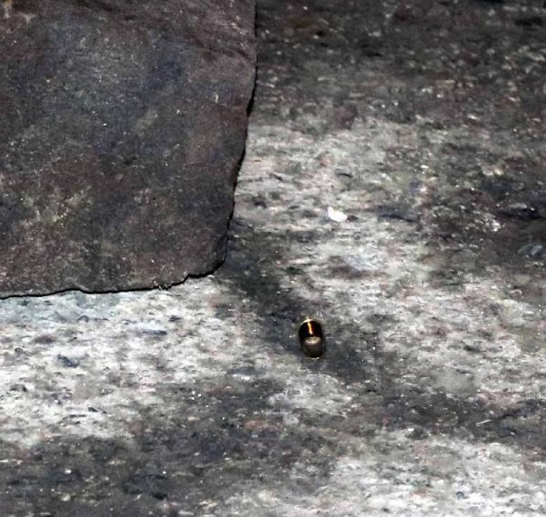 Darbedilen kadına yardım ederken silahla vuruldu