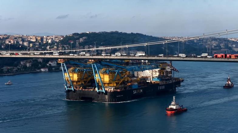 Dev vinç gemisi İstanbul Boğazından geçti