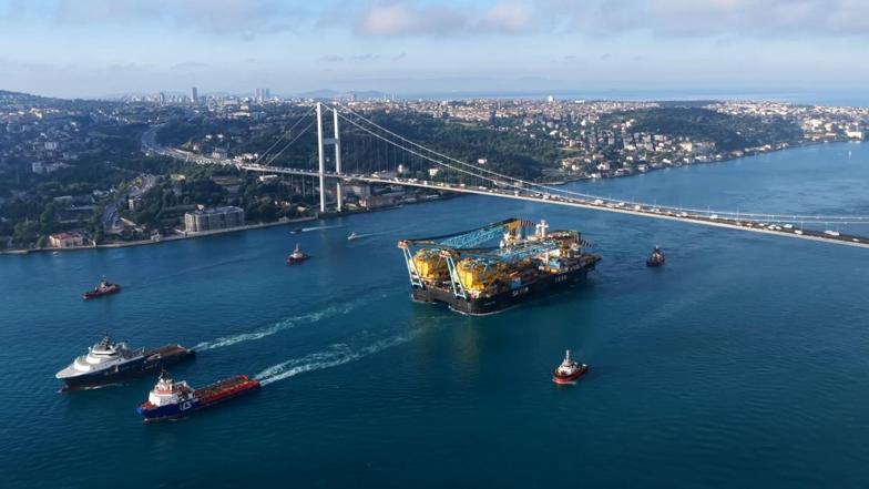 Dev vinç gemisi İstanbul Boğazından geçti