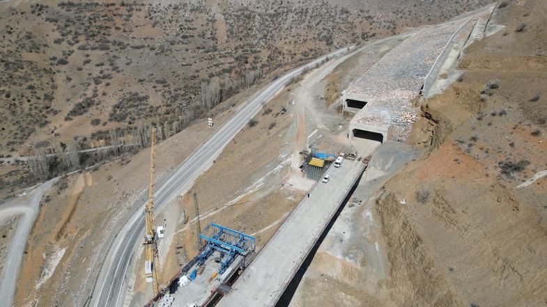 Bakan Karaismailoğlu: Akdeniz ile İç Anadoluyu birbirine bağlıyoruz