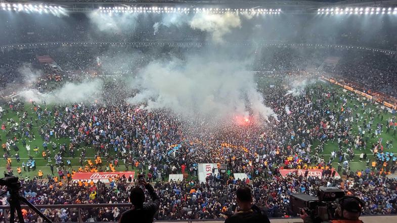 Trabzonspor taraftarı, şampiyonluğu meydanlarda kutladı