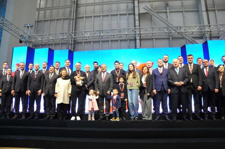 İstanbul - THY’nin TK-Aile adlı uçağı gökyüzüne 500’üncü logoyu çizdi