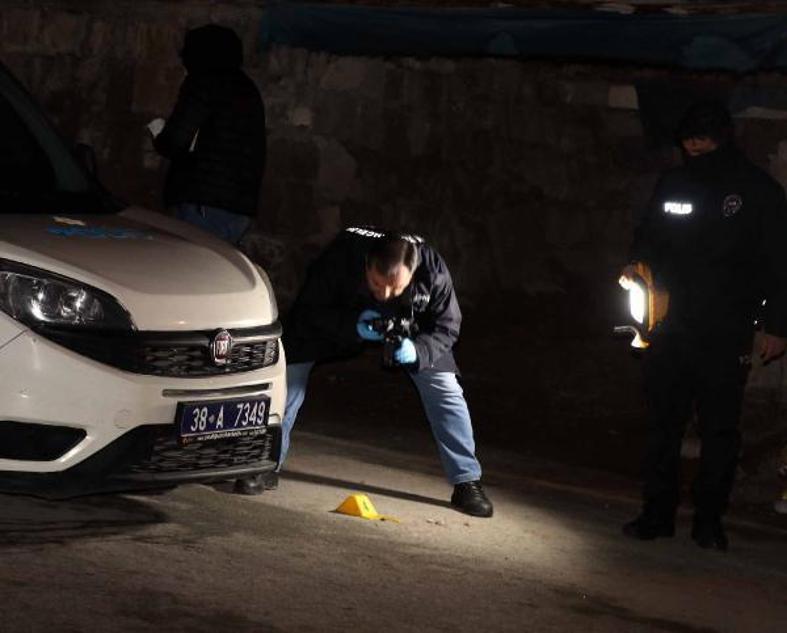 Darbedilen kadına yardım ederken silahla vuruldu