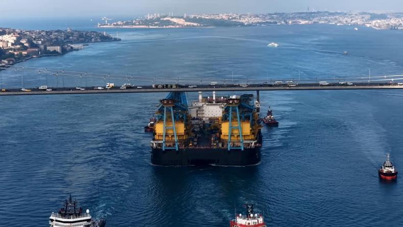 Dev vinç gemisi İstanbul Boğazından geçti