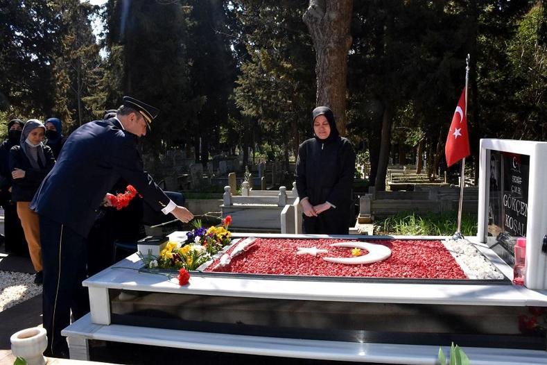 Emniyet müdürü, şehit oğlu Yağıza kucağındayken öptüğü rozetini verdi