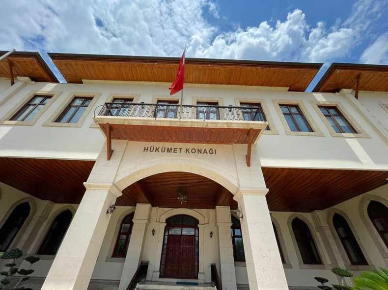 Valilik girişindeki kumru yuvasına, validen Sakın dokunmayın talimatı