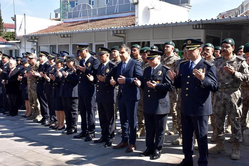 Emniyet müdürü, şehit oğlu Yağıza kucağındayken öptüğü rozetini verdi