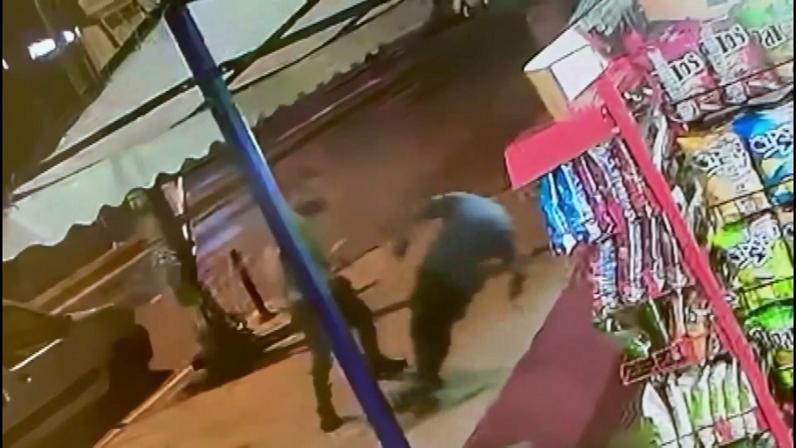 Maltepede yol verme kavgası; önce yumruk attı ardından kalp masajı yaptı