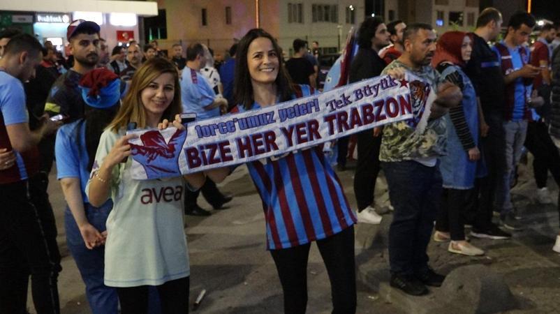 Trabzonspor taraftarı, şampiyonluğu meydanlarda kutladı