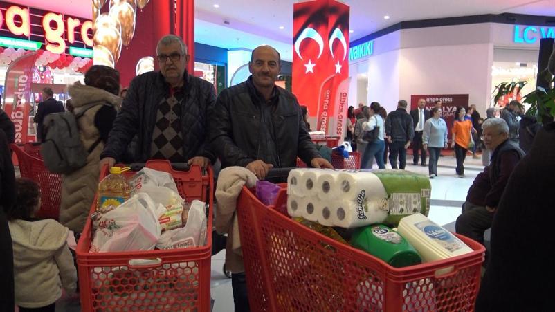 Mağaza açılışında indirimden yararlanmak isteyenler uzun kuyruklar oluşturdu