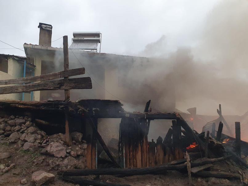 Tokatta ahır yangınında 5 büyükbaş öldü